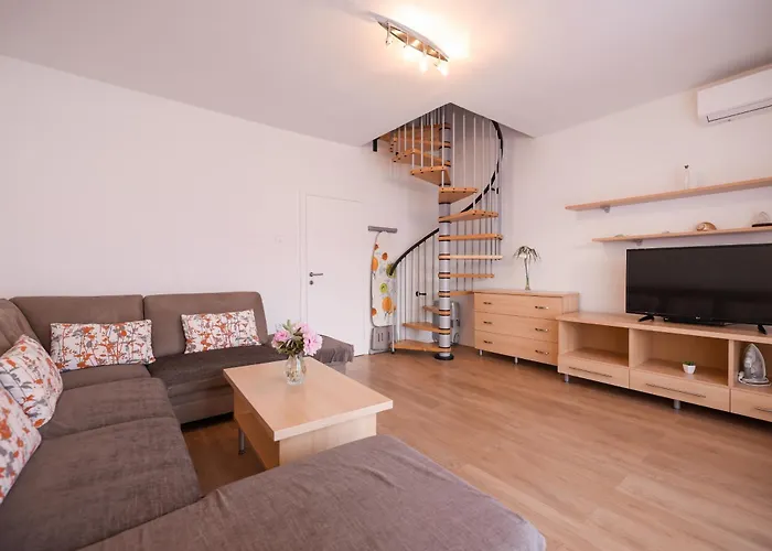 Family & Groups * Zára